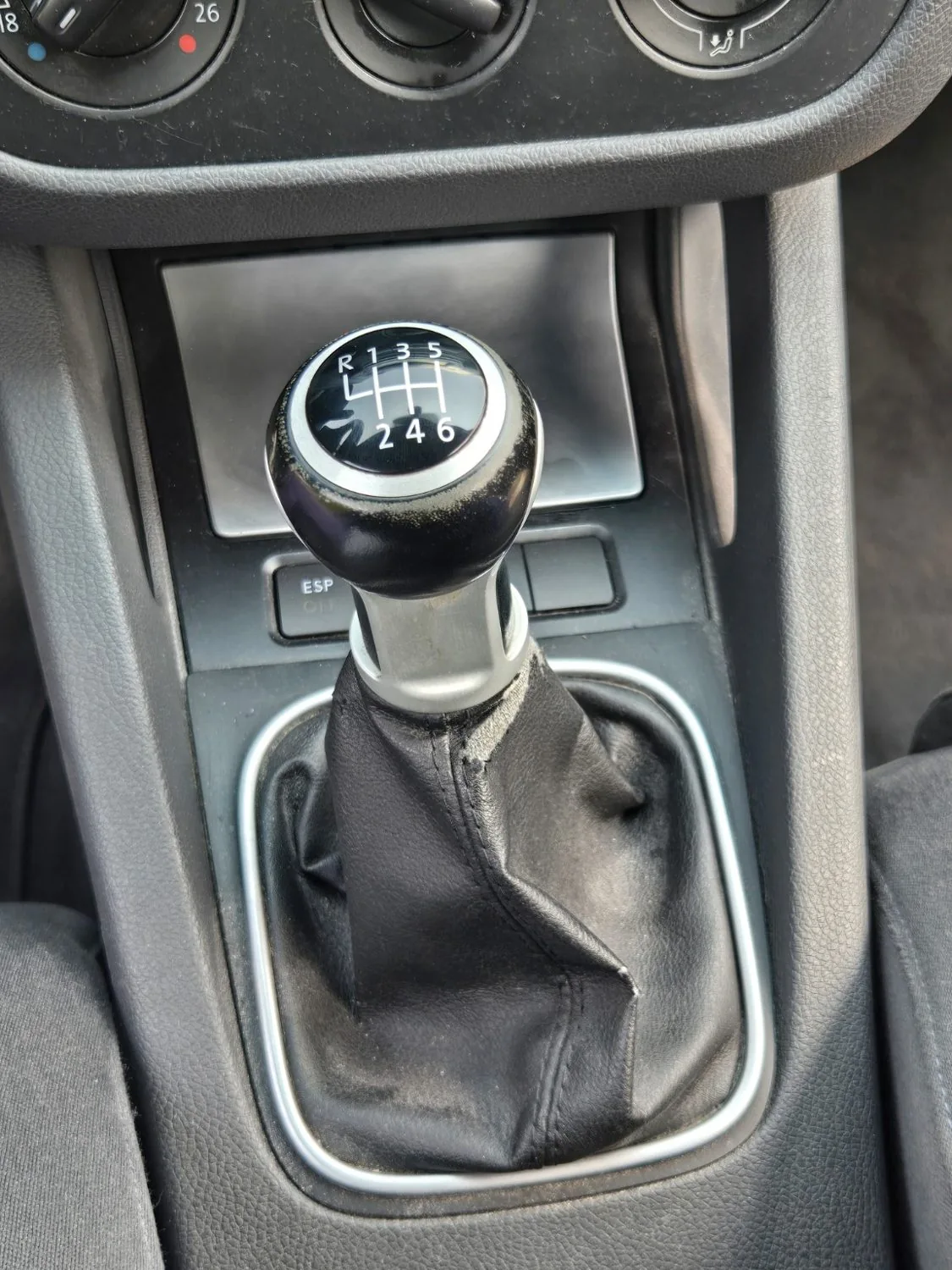 Alter verschlissener Schaltknauf und Schaltsack