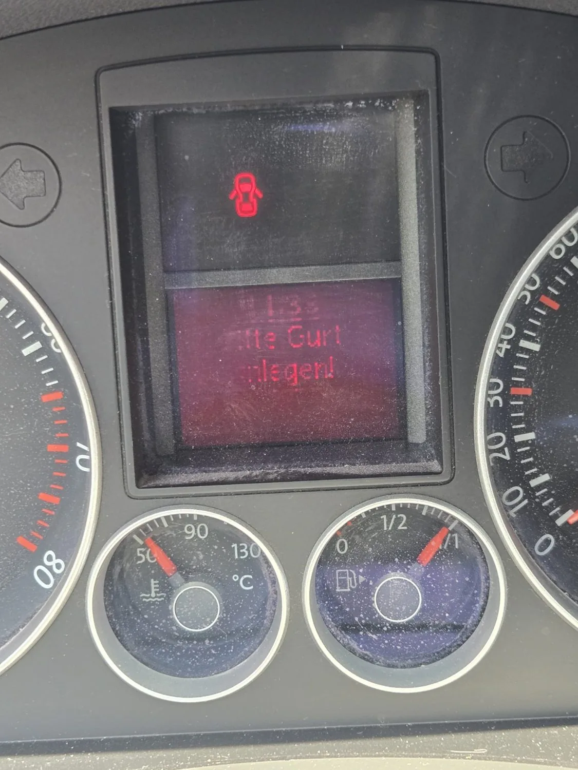 Rotes Mitteldisplay im Kombiinstrument des Golf V GTI